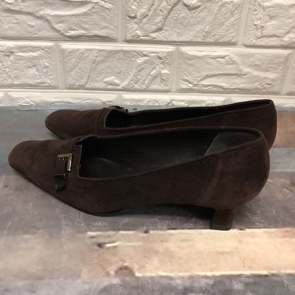 Stuart Weitzman Dark Brown Perforated Suede Low Heel Pumps Buckle women’s 11 - Picture 4 of 9